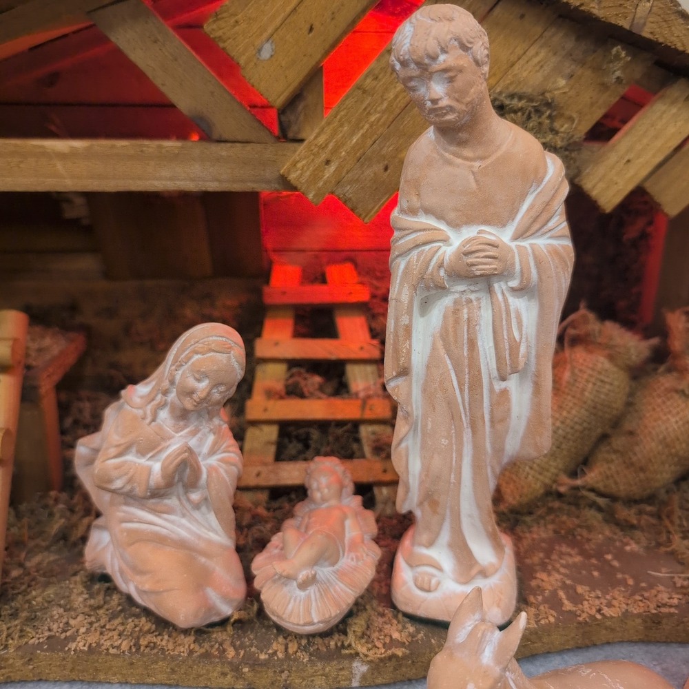 Lighted Wooden Nativity Stable with 11 Terracotta Style Figurines Christmas Set - Picture 5 of 16